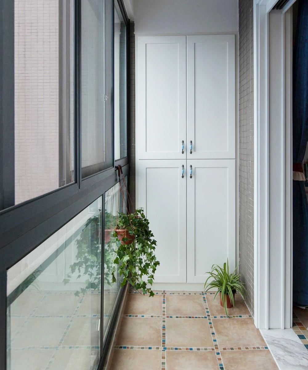 阳台的柜子，增加了收纳空间，清新的绿植给家带来了无限的活力。
