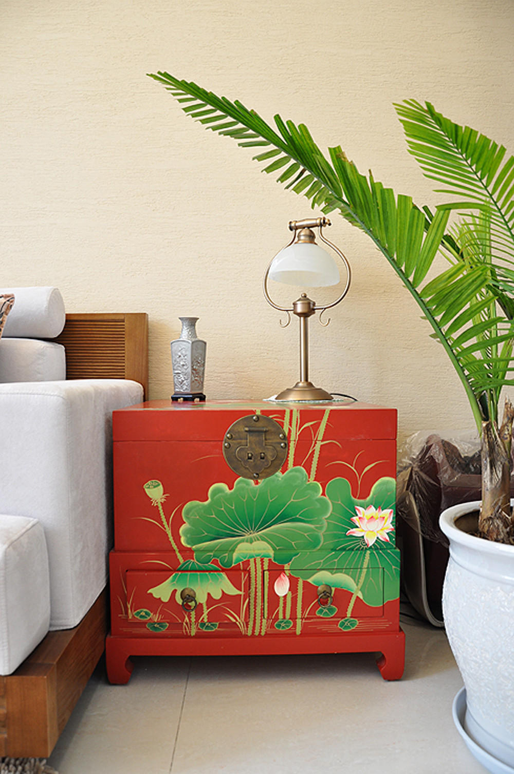 红配绿最美腻，客厅一隅的亮色风景。不用怀疑，这中式描金柜就呆在东南亚的沙发边。