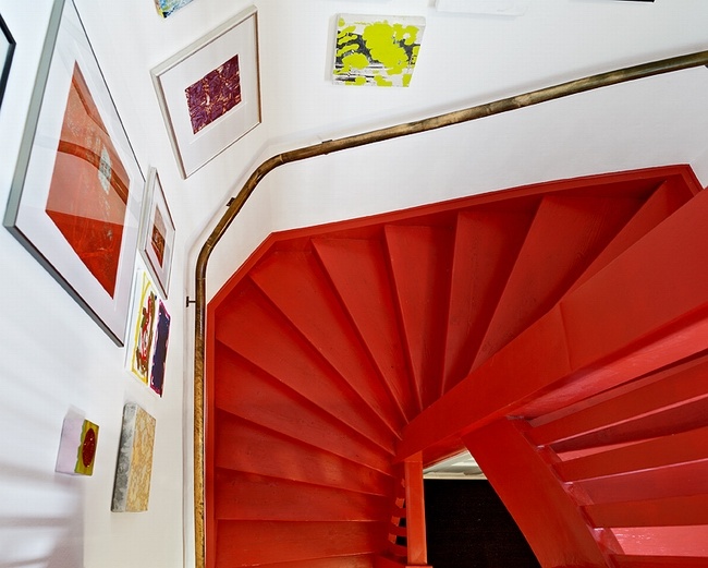 沿着红色的旋梯走上，二层的空间究竟会给我们带来怎样的趣味呢？