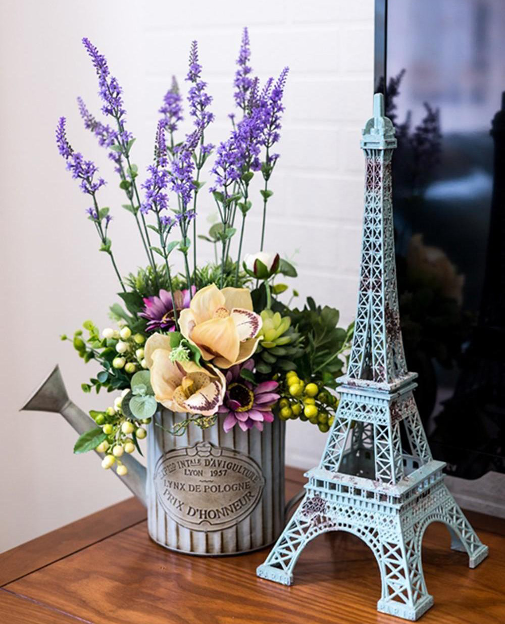 小型的巴黎埃菲尔铁塔，插在洒水壶里的薰衣草给你一种来自北欧浓浓的浪漫。