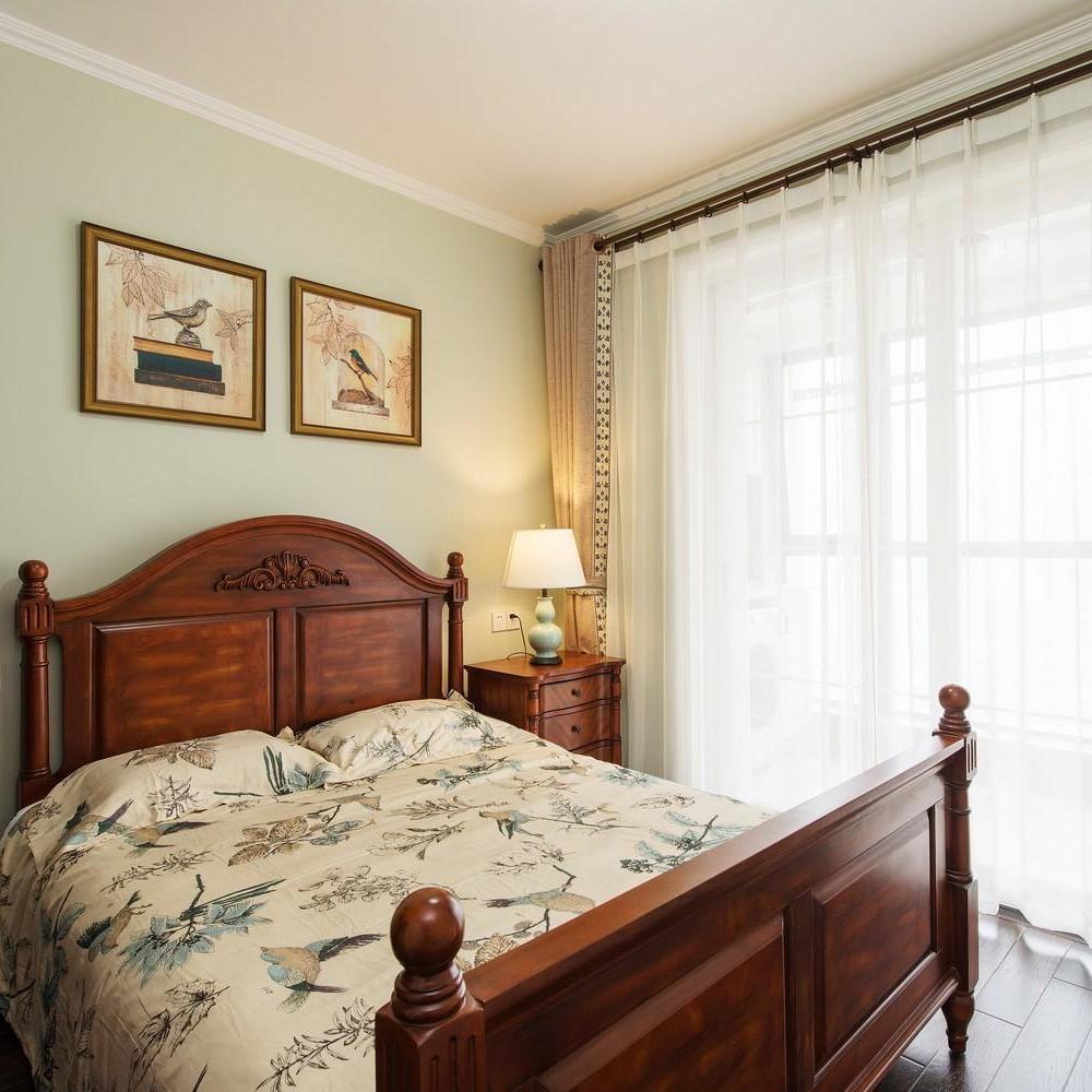 落地窗的设计显得大气，白色的窗帘传承了经典，而床体的选择更是有种美式的风情。