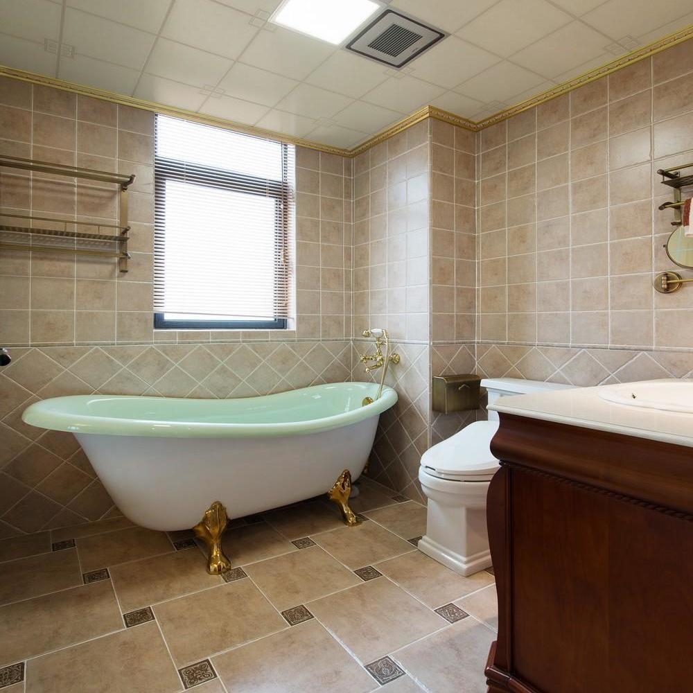 卫生间的大浴缸，在防滑地砖的作用下，可以发挥最大作用，再也不用担心摔倒。