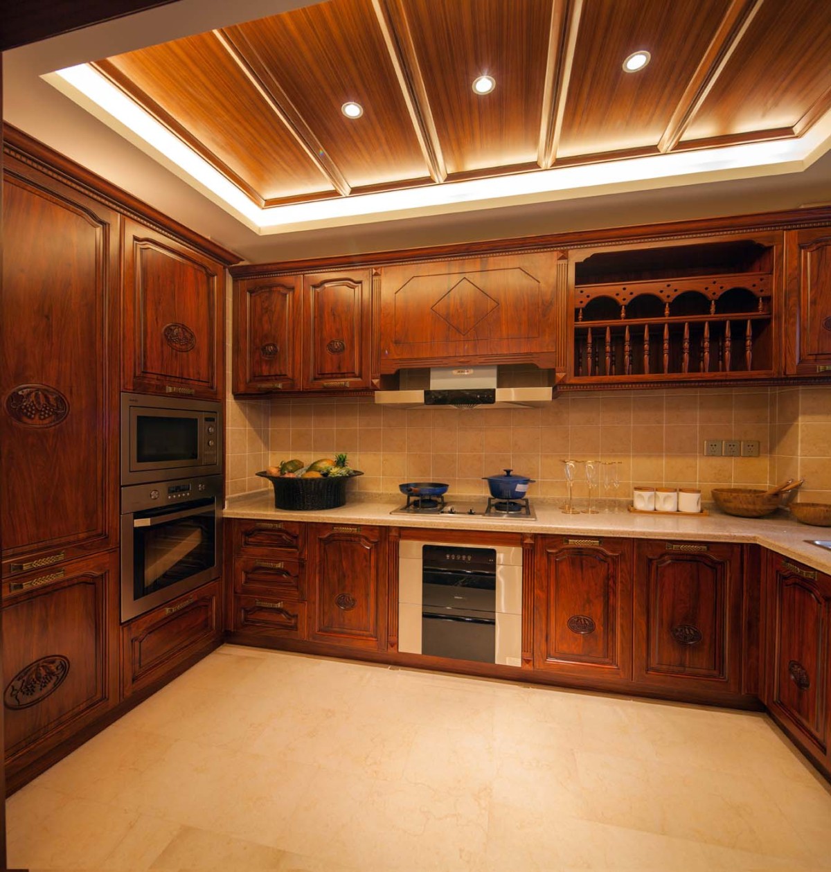 厨房采用全红木家具，打造一个木制的古朴世界，既带有中式的古典味道，又带有泰式的异国风情。