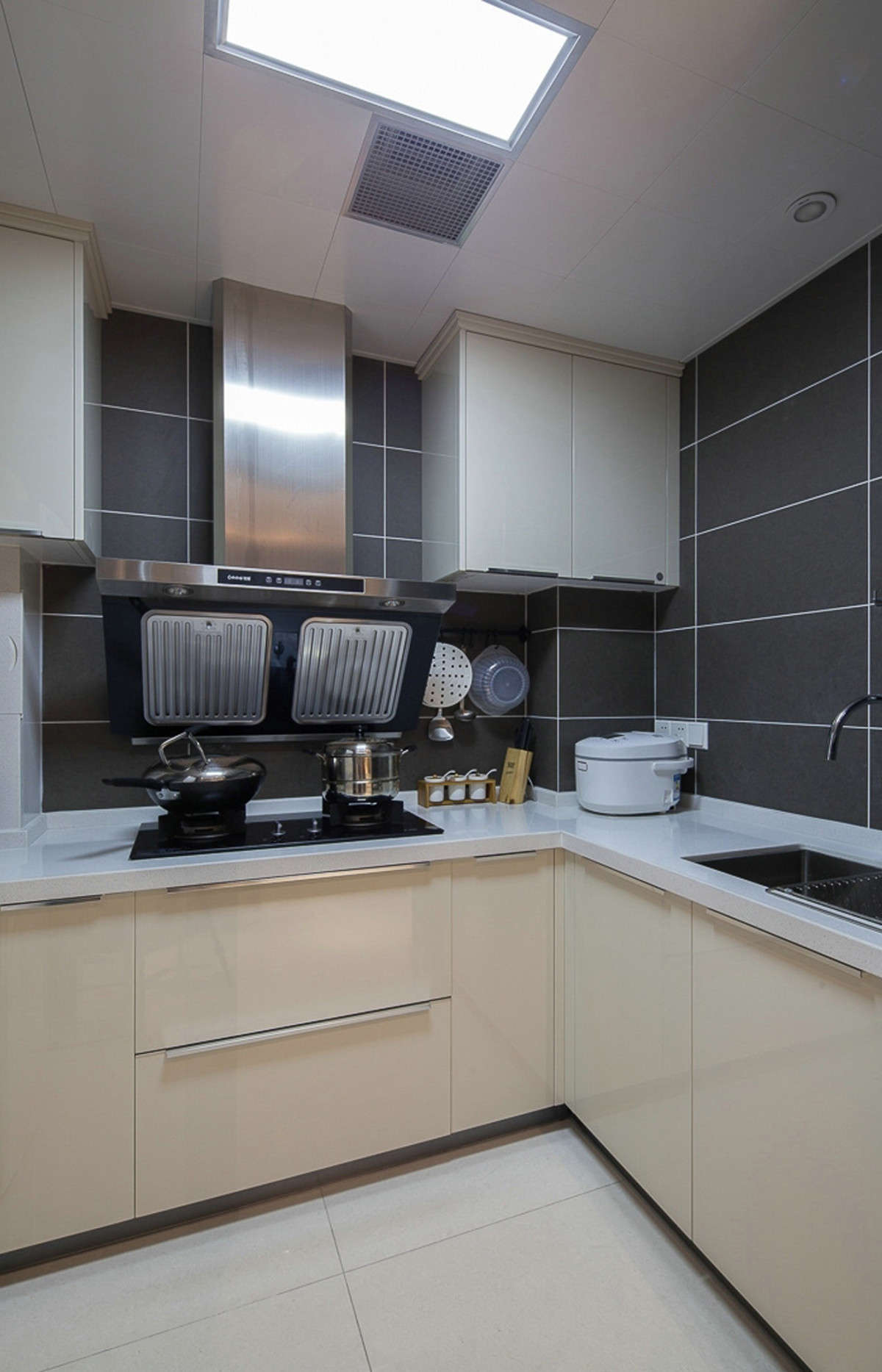 厨房的一体式厨柜整体连接，里面家电的配套自然是功能齐全的。