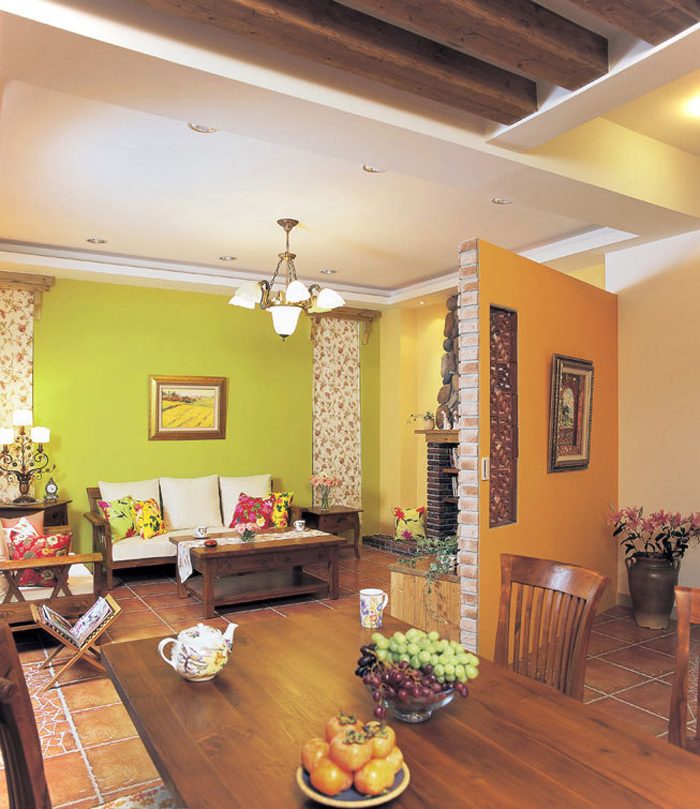 餐厅的桌椅采用木质的材料，复古的颜色和这个欢乐的居室结合在一起，也是多了一种风味。