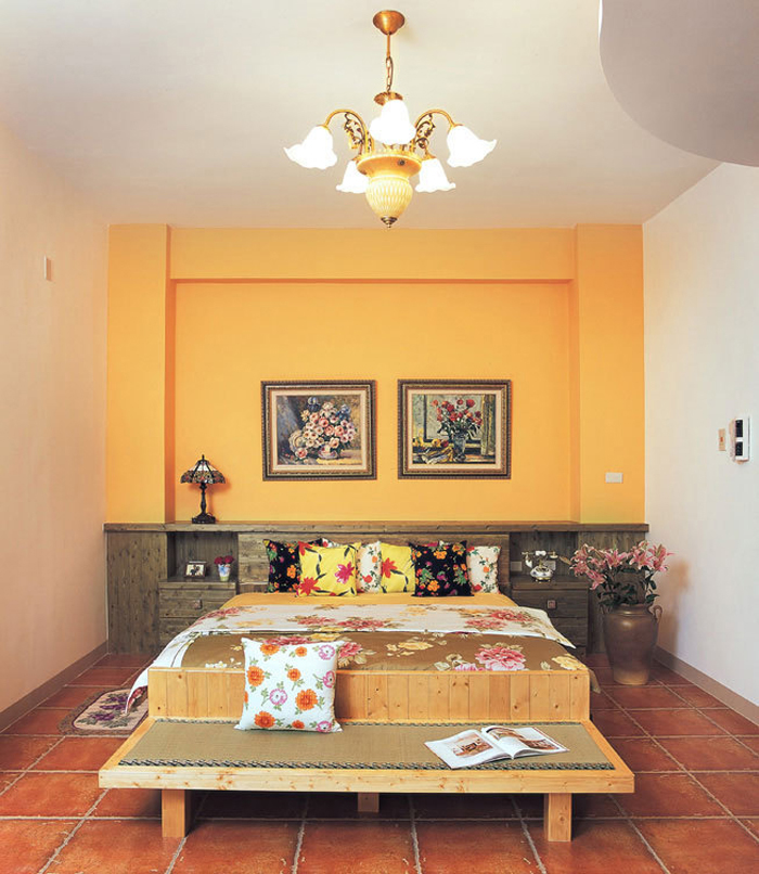 居室的颜色是吸引人的橙色，仿佛沉浸在秋天的漫山黄叶中。