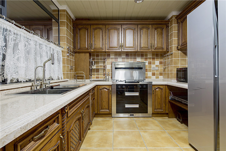 厨房采用了L型的橱柜，空间显得很大，操作余地很足。