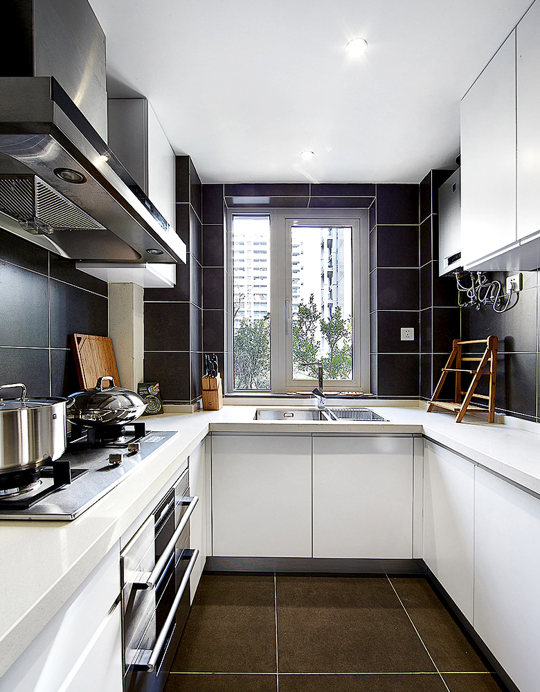 U型的橱柜充分利用了空间，现代化的厨卫符合都市的味道。