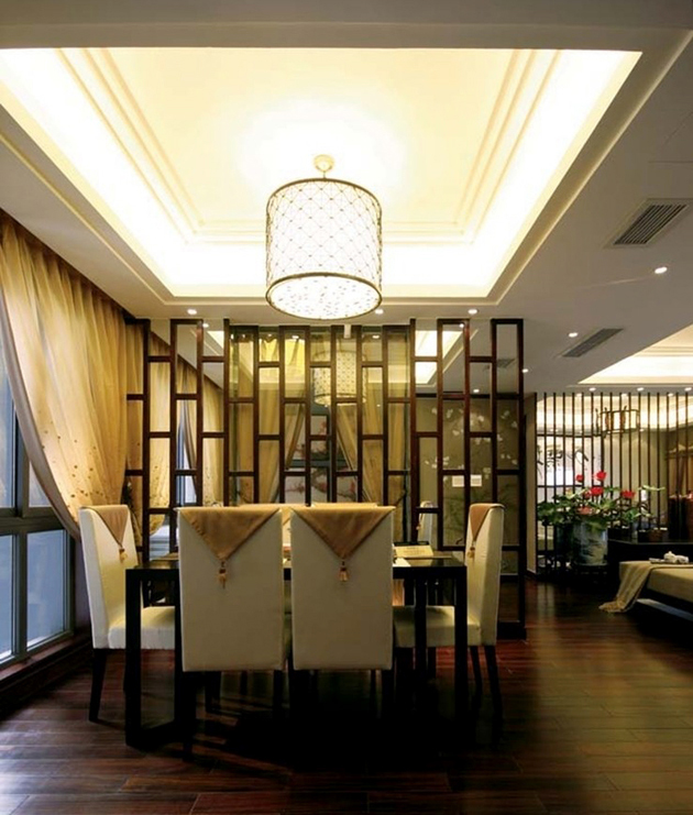 餐厅与客厅之间采用木质镂空隔断区分，既起到分隔的作用，又不会阻挡视线。