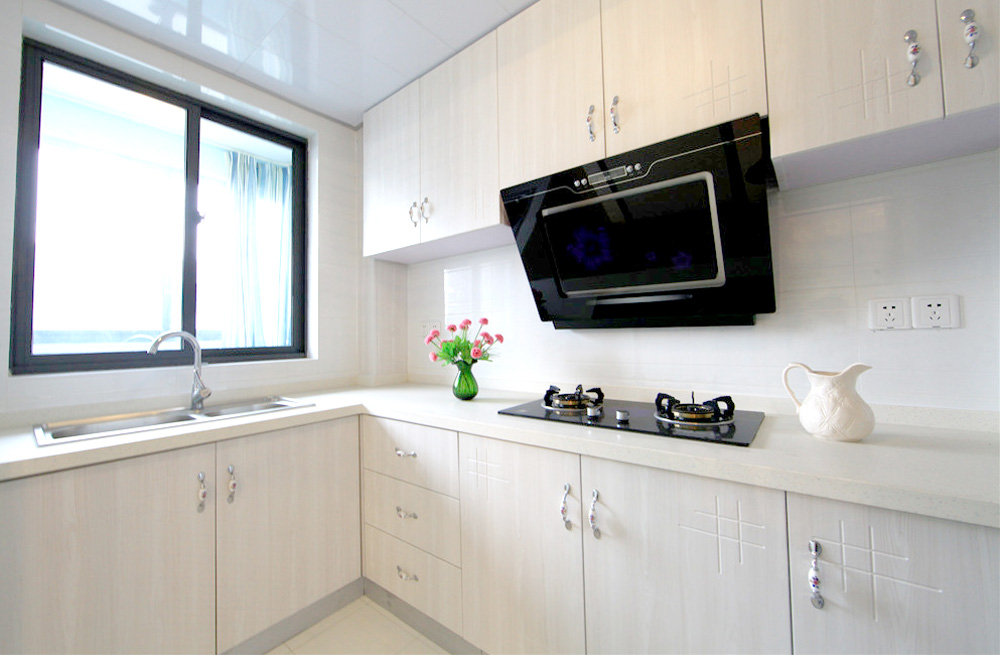 厨房洁白的厨柜是海浪的颜色，是海水拂过沙滩卷起的白色泡沫。
