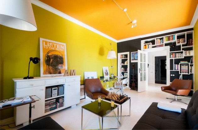 墙体涂成了亮眼的橙色，具有别样的情怀，或者色彩浓烈也是一种魅力的体现。