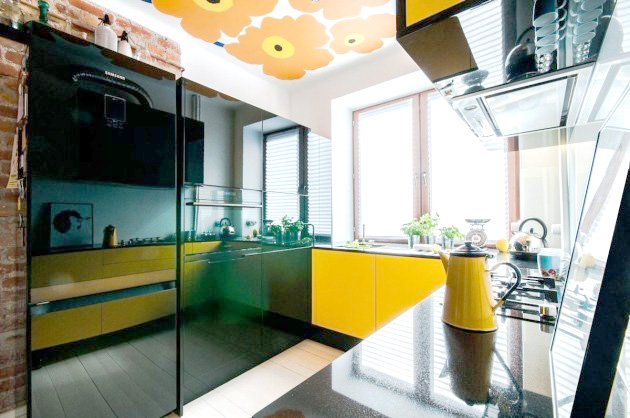 厨柜是跳跃的黄色，就连厨具也是配套的黄色，很有个性。
