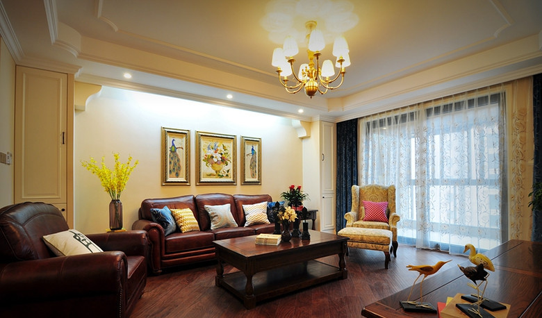 客厅的深色皮质沙发与木质家具呼应，带着浓郁的美式田园的味道。