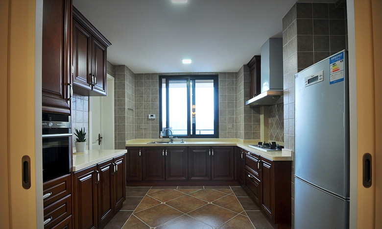 依然是深色木质厨柜，连厨房也是经典的美式风格。