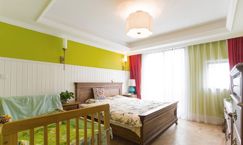 草绿色的墙面与鲜红的窗帘，卧室尽显中式小清新。