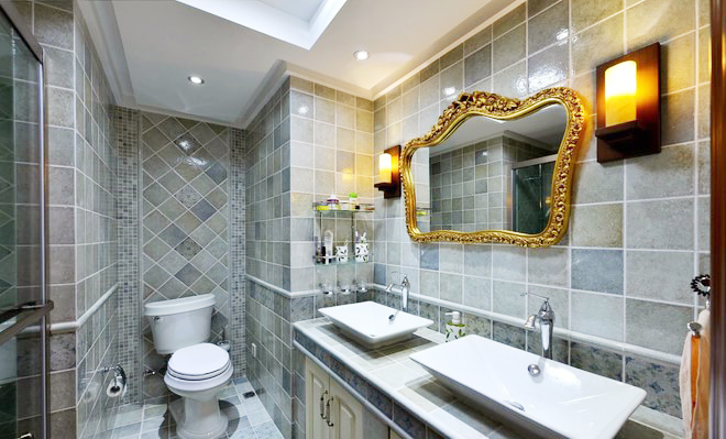 卫生间是灰色色调，干净大方，两个洗手盆避免了早上洗漱的拥挤，金色皇冠镜子很抢镜！
