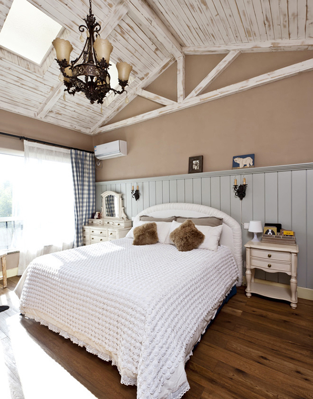 纯木质吊顶，原木色地板，卧室就应该干干净净，平静一天的心情。