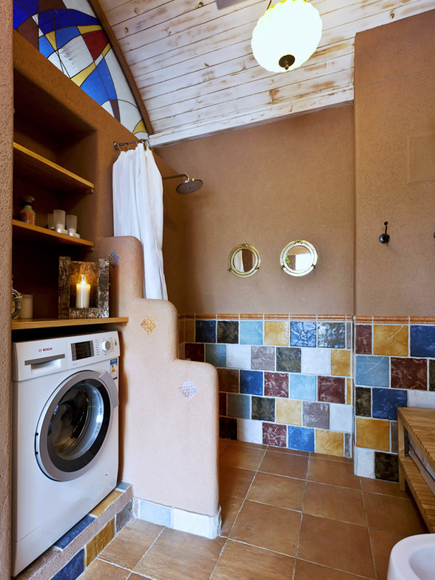 地中海风格的卫生间，特意给洗衣机抬高了空间，不用担心水的问题。