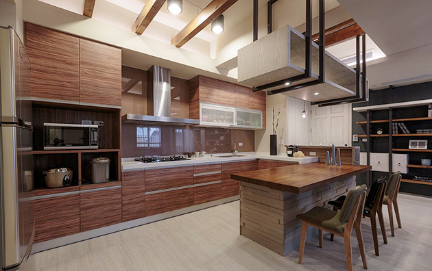 厨具的木色基调于空间中展现与众不同的独特性，同时亦能巧妙融入整体空间主题而不显突兀。