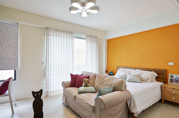 未来作为小孩房使用，采用暖色系不上漆板材，搭配床头极具活力之橘色，期许孩子明朗、乐观的性格。