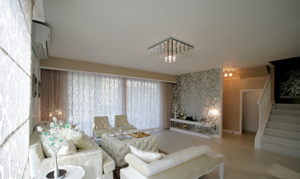 背景墙的欧式花纹与窗帘的花纹相呼应，形成了客厅空间上的统一。