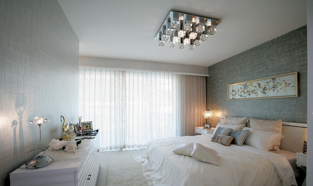 次卧使用了纯白的地毯，暗灰色的质感墙面让卧室有了一定的区分度。