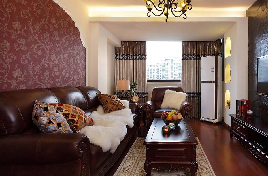客厅采用了深棕色皮质沙发，充满美式风情。
