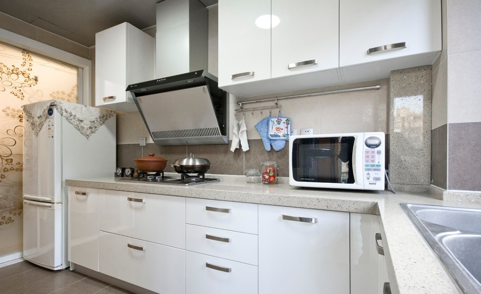 纯白色的厨柜与大理石台面相得益彰。