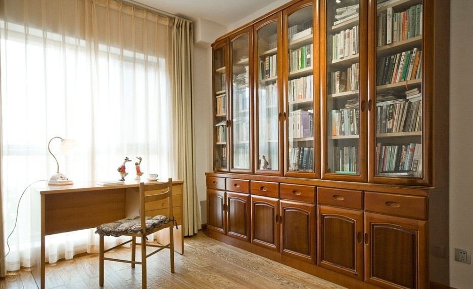 在书房，只要满墙的书和一张书桌就足够了。