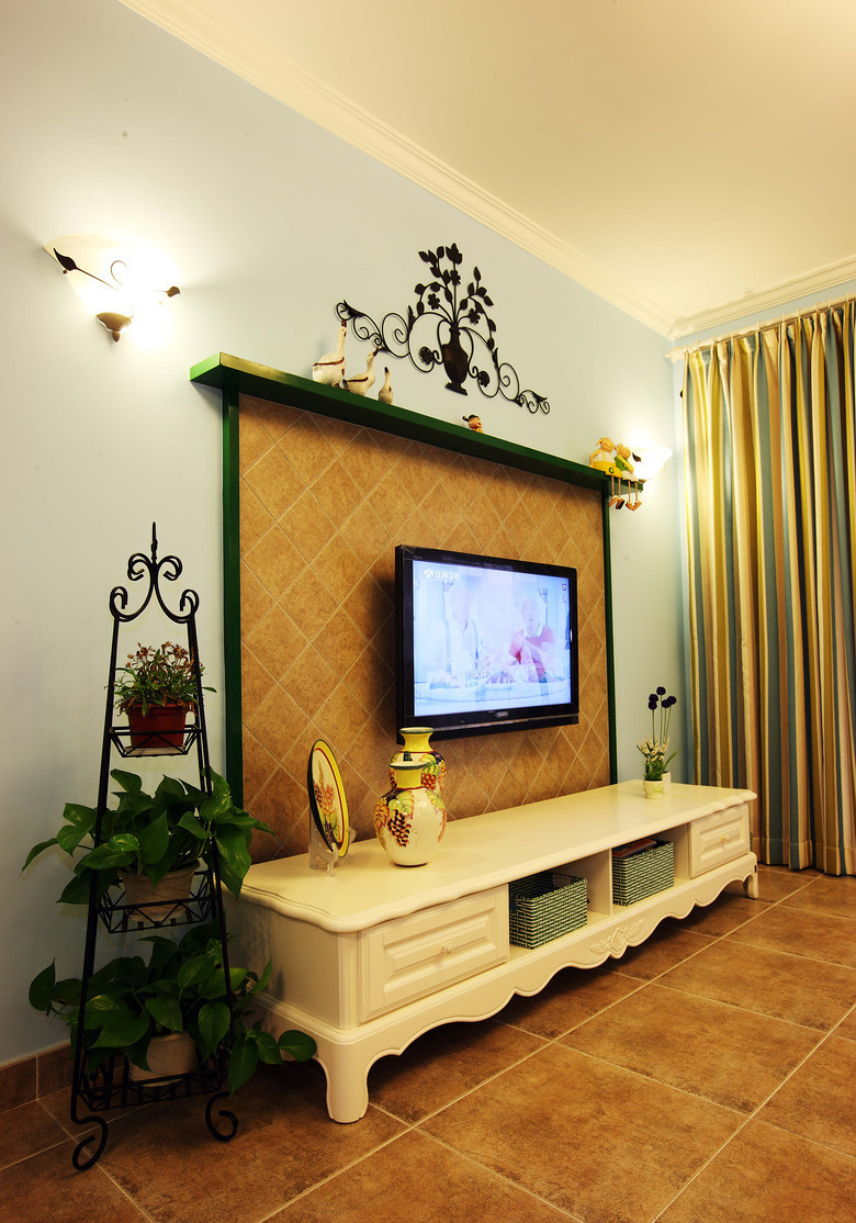 电视背景墙设计新颖，在家摆上一个花架也是不错的选择。