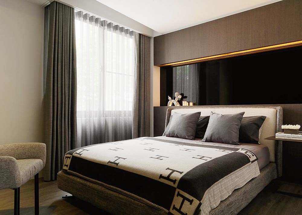 卧房以大地色系和晕黄灯光调和出静谧温馨的舒眠氛围。