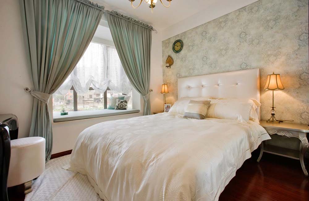 次卧的颜色稍显素雅，浅色背景墙让房间更加优雅温馨。