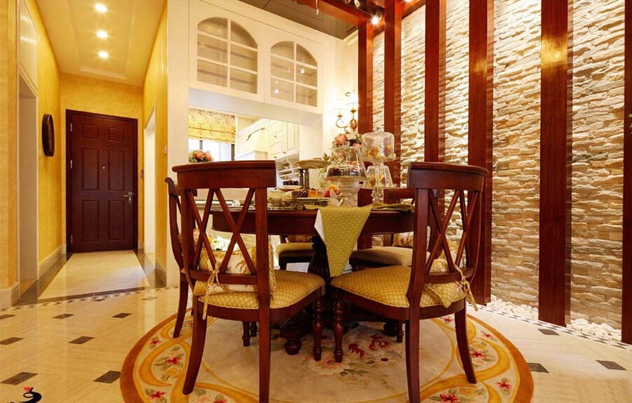 餐厅与客厅并没有完全的隔断，风格上也是一致，圆桌餐厅更显温馨。