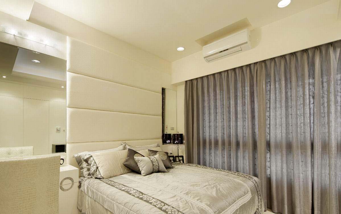 延续公共空间的白色基调，以灰、白作为主卧室的主要色彩，床头的绷布、明镜虚实对比，突显床头设计的气势。