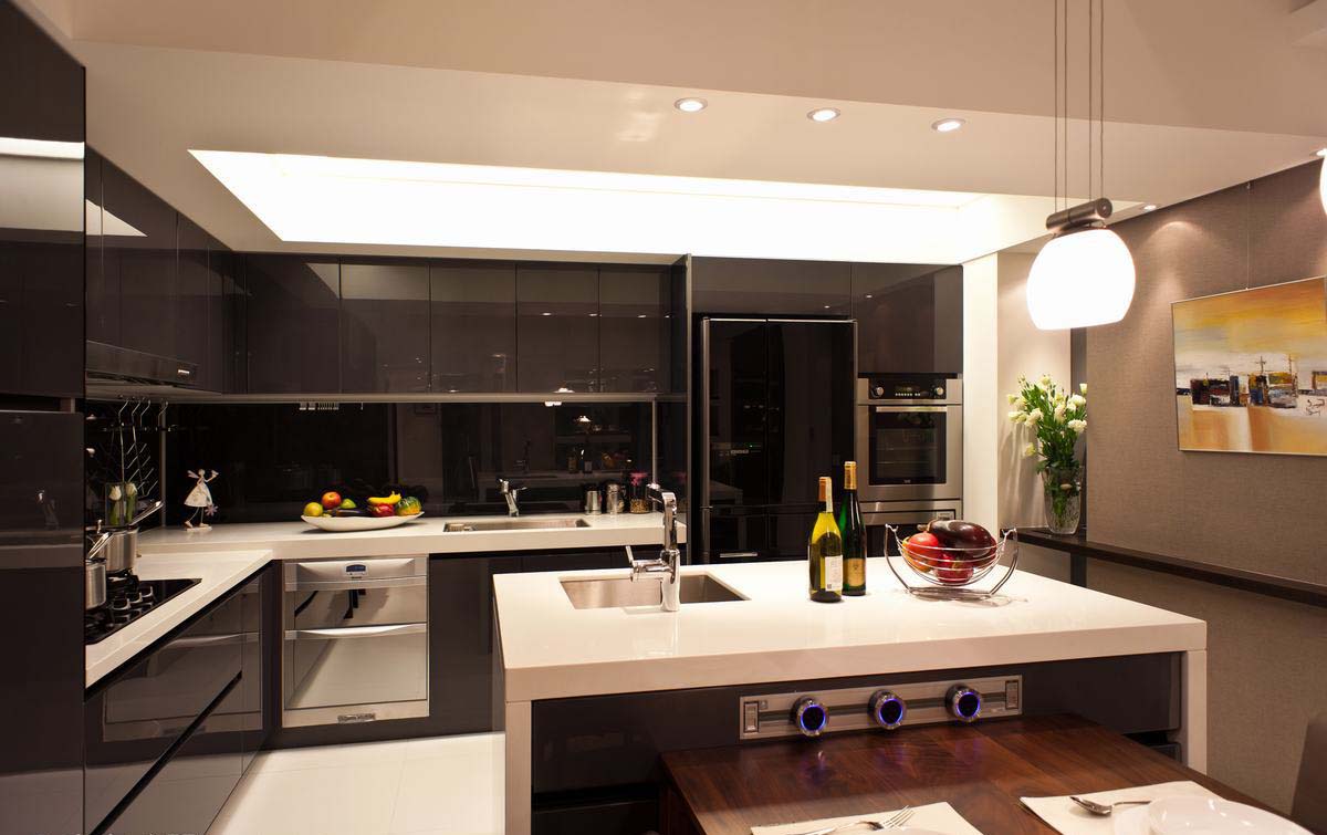 黑色厨柜搭配白色台面，简约中不失优雅。