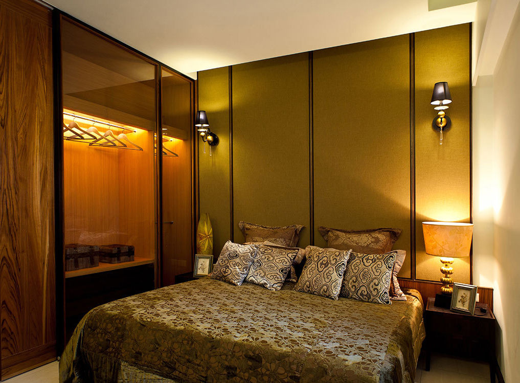主卧的设计富丽堂皇，墨绿色搭配繁复花纹的床品，奢华又低调