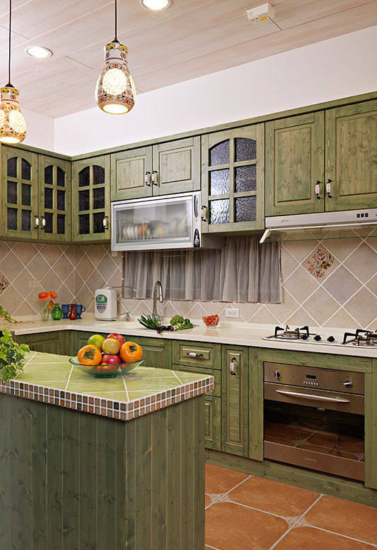 绿色复古厨柜，让厨房有了另一番味道，看上去非常清新，减少了油腻感。