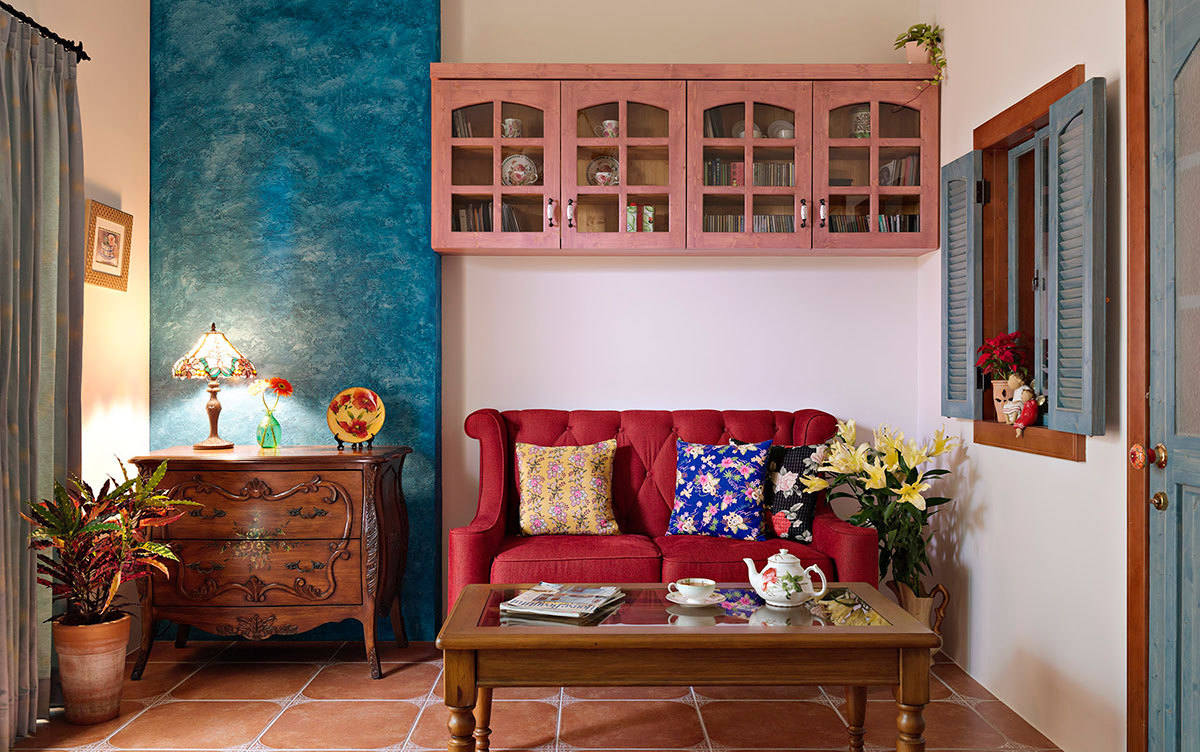 书房的红沙发是屋主的最爱，搭配碎花小抱枕，和谐完美。