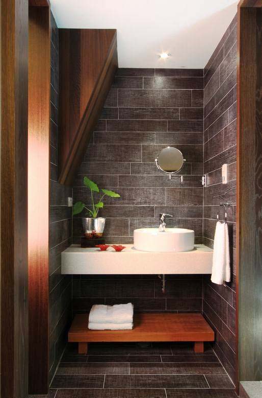 不需费心维护的木纹砖区分出洗手台范围，解决用水空间的清洁疑虑。