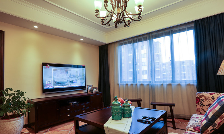 美式客厅中，淡黄色的背景墙，挂壁式电视和矮柜最配。