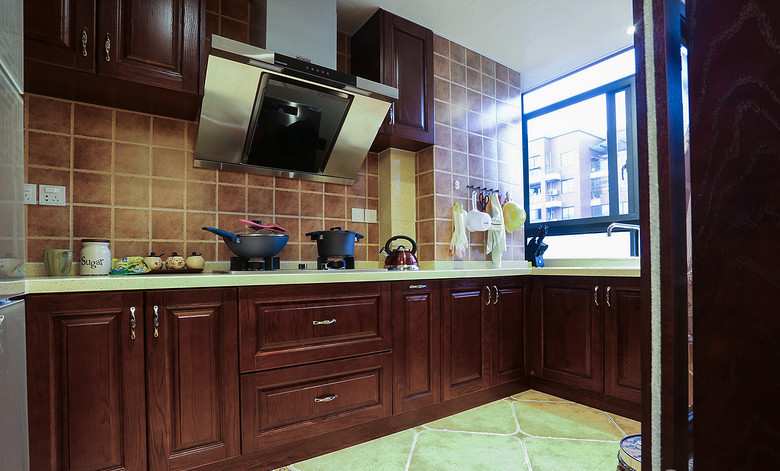厨房采用大面积仿古砖，不影响整体风格，又容易清理。