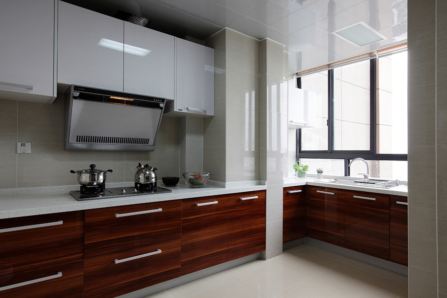 厨房采用沉稳的色彩，让整体空间设计显得不那么复杂。