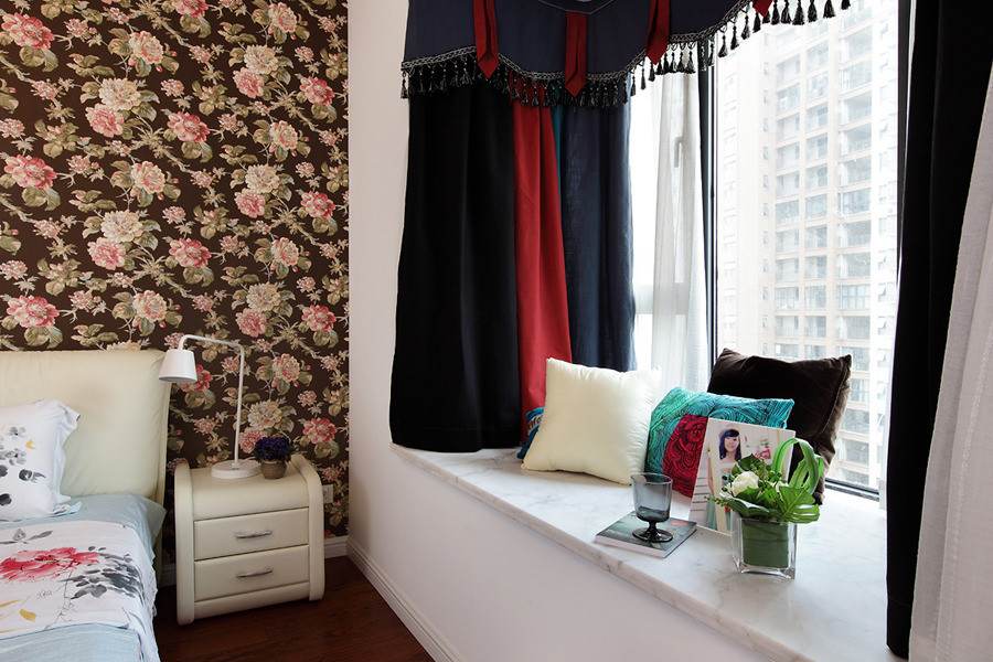 主卧采用了花型墙纸与浓郁民族风格的窗帘搭配。