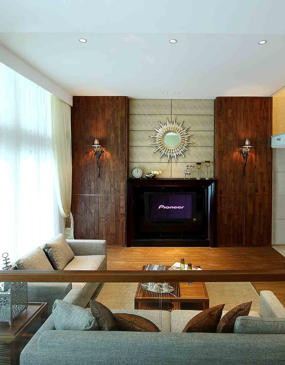 电视墙立面两侧规划木质收纳空间，再以两盏复古点缀，体现人文质感。