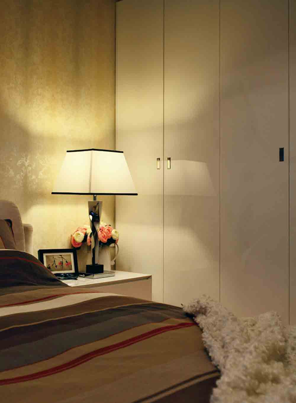 床头灯散发出的柔和灯光，让卧室每一个角落都不会太暗。