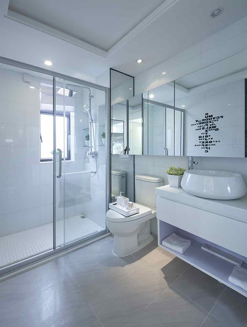 卫生间的镜面设计凸显了立体感，白色系最容易给人带来放松的感受。