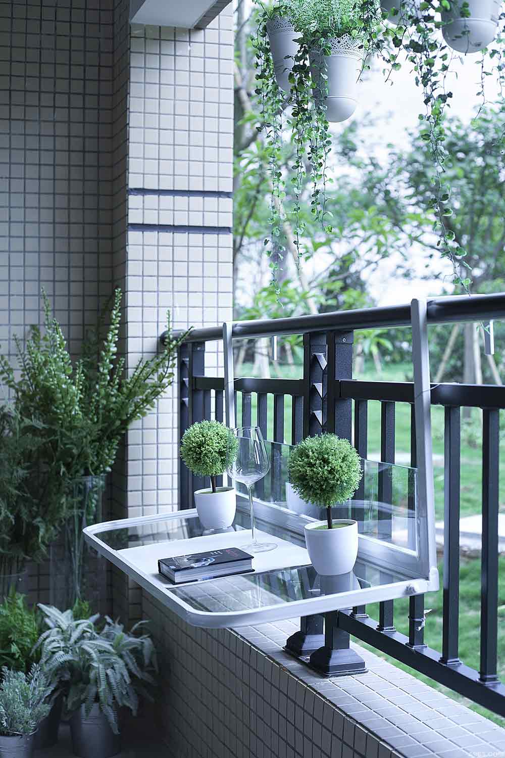 阳台用小马赛克瓷砖铺贴，和绿色植物格外相配，简单实用的花架透出一股小清新的气息。