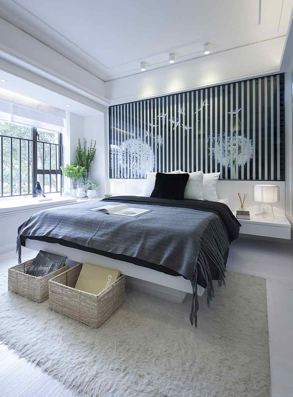 卧室床头的设计呼应了餐厅的装饰，在黑、白、灰的调和中，房间显得更为明亮而轻盈。