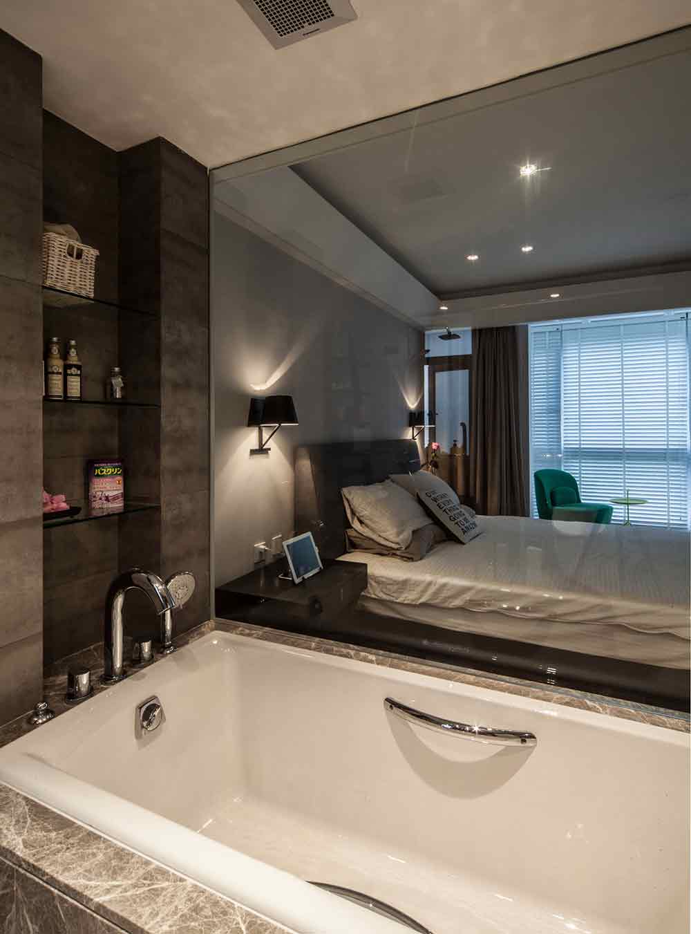 主卧卫生间与卧室采用透明玻璃隔断，酒店式的设计更加前卫新颖，充满了时尚个性的气息。