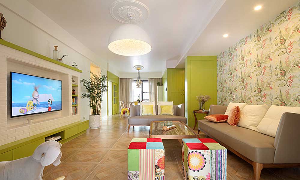 客厅的设计带有特殊的田园气质，软装家具跳跃的色彩为清新的环境注入了活力。